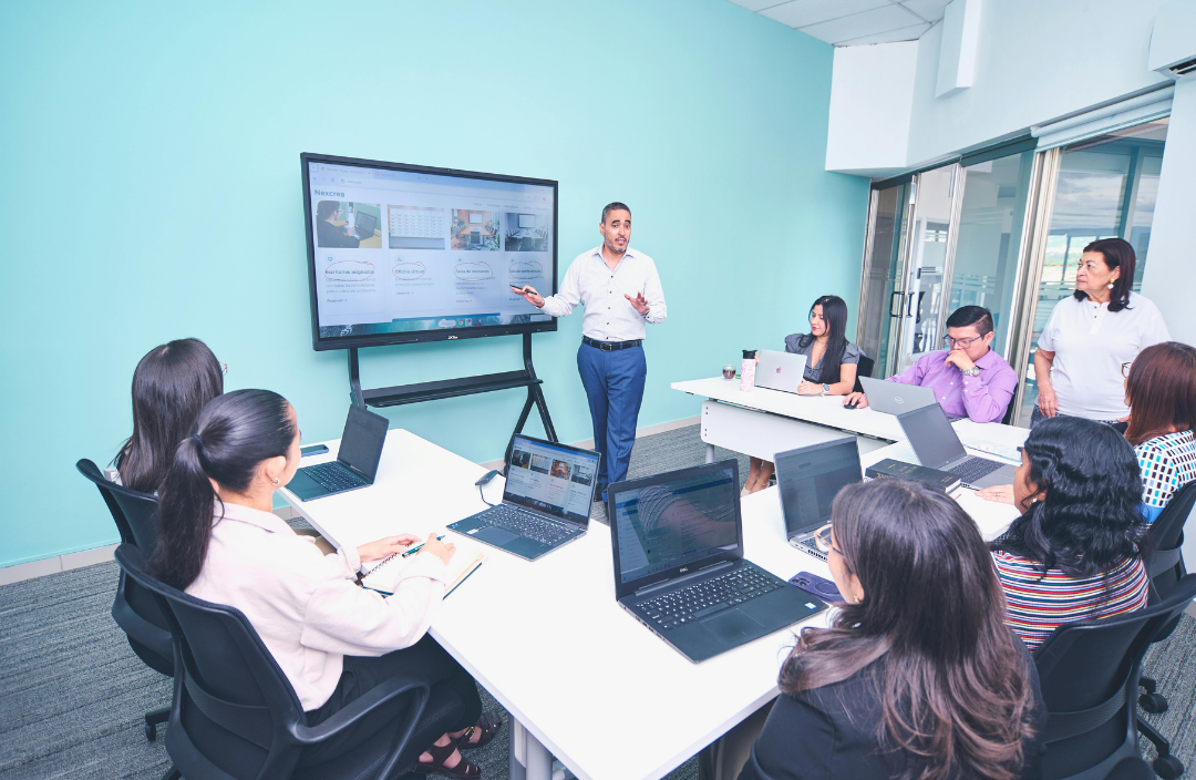 Data center project planning meeting focused on phase-aware workforce strategy and long-term execution.